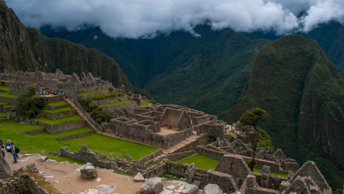 Enquanto o famoso santuário inca registra queda de visitantes em 2026, outros atrativos peruanos ganham espaço no turismo (Foto: Pexels)
