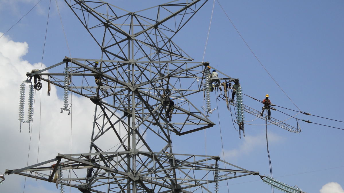 Após a montagem das torres, equipes realizam o lançamento e a fixação dos condutores que transportarão a eletricidade pelo corredor (Foto: Chathuranga Perera / Wikimedia Commons)