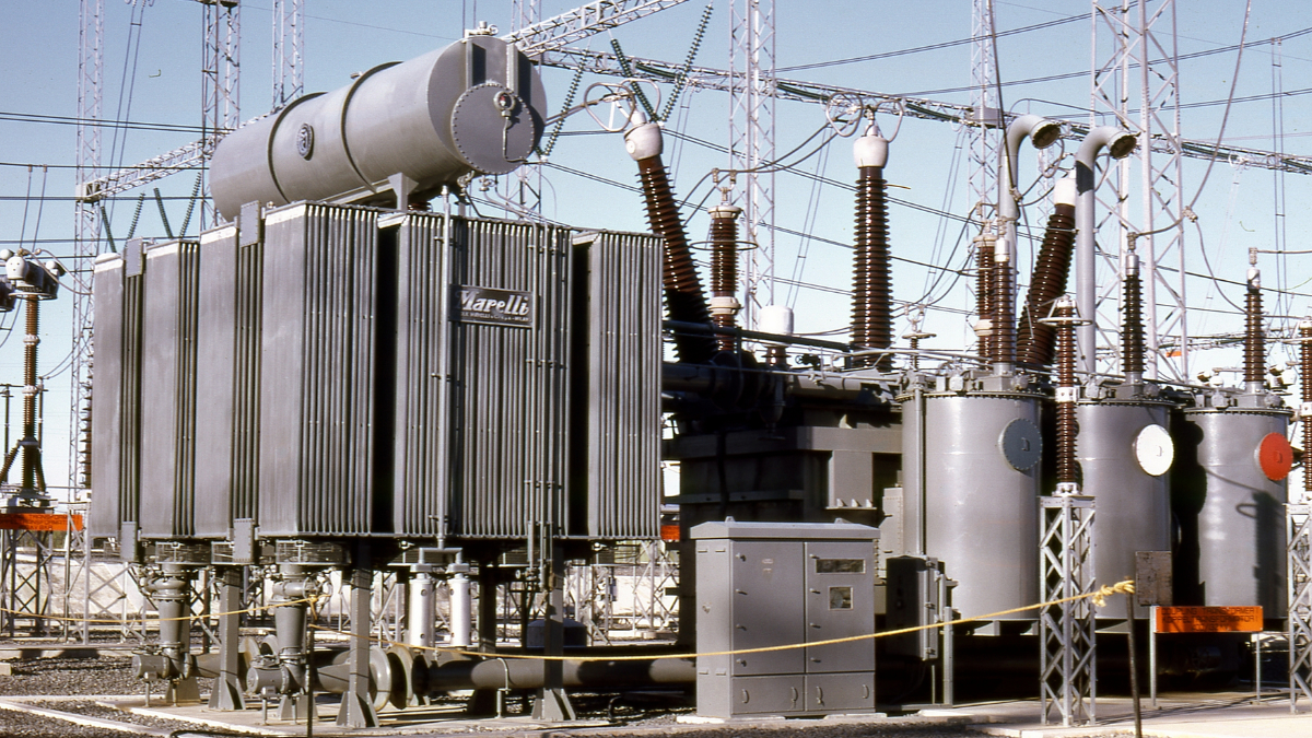 Transformadores estão entre os equipamentos instalados nas estações responsáveis pela conversão e transmissão de eletricidade em alta tensão (Foto: Herbert Hönigsperger / Wikimedia Commons)
