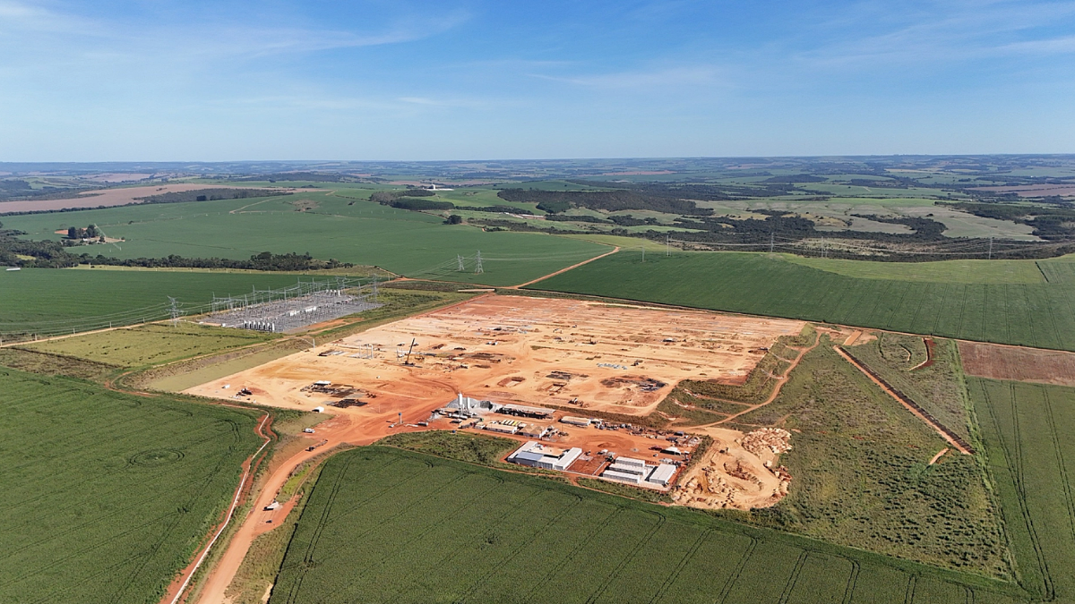 A área da estação conversora passou por serviços de terraplenagem antes da construção das estruturas elétricas (Foto: Divulgação / CET Brazil)