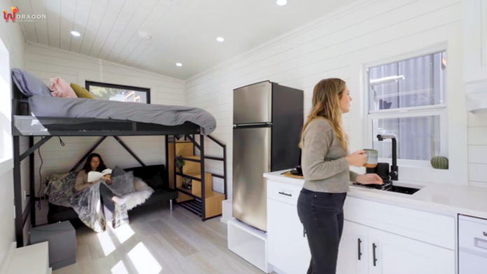 Com 16 metros quadrados, microcasa tem cama, sofá, geladeira, balcão com fogão e coifa e banheiro