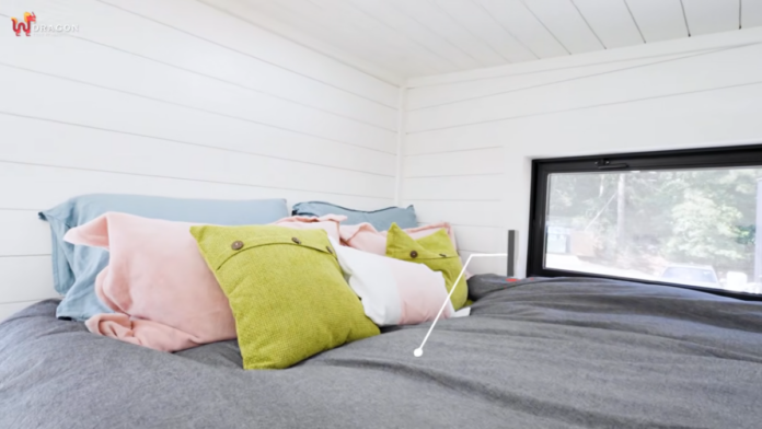 Cama de casa fica em área suspensa na minicasa
