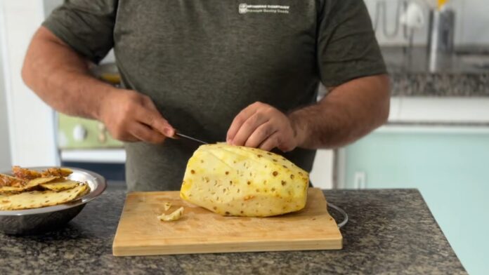 cortando o abacaxi para a receita