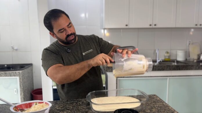colocando uma parte do creme na travessa