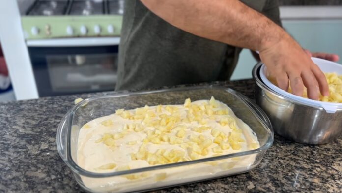 adicionando pedaços do abacaxi na travessa