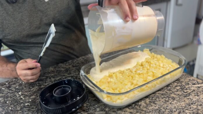 adicionando mais uma camada do creme na travessa