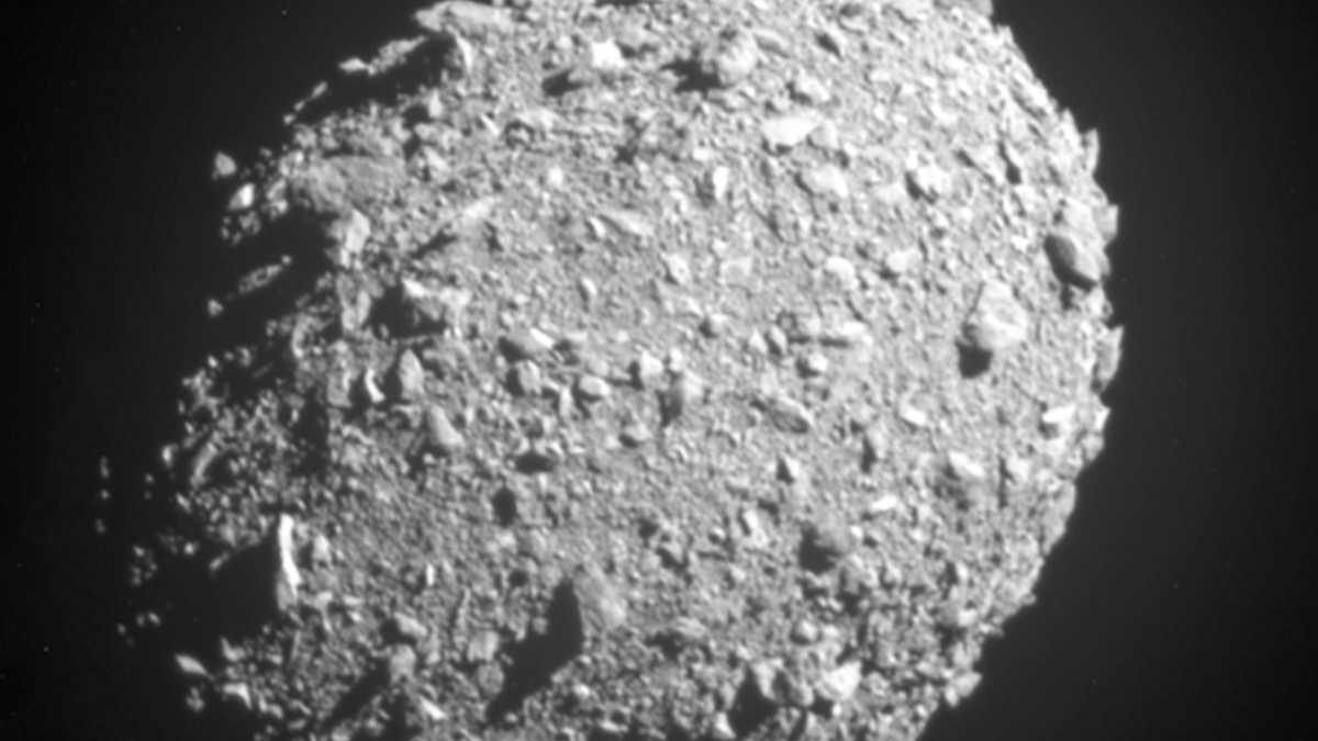 A técnica foi testada pela DART em 2022, quando a nave da NASA atingiu Dimorphos de propósito para verificar se seria possível modificar a trajetória de um asteroide (Foto: NASA / Johns Hopkins APL)