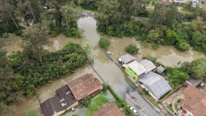 Cheia do rio Negro em Mafra provoca novos alagamentos e deixa 81 pessoas em abrigos
