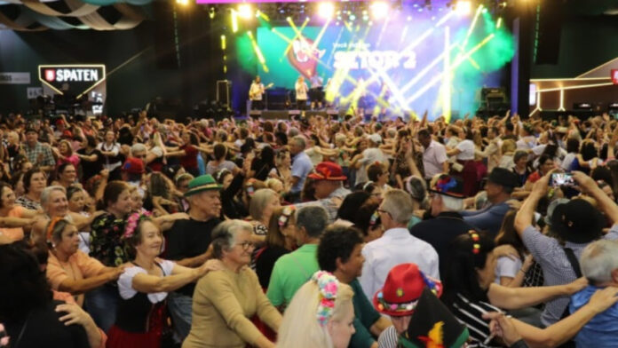 Reestreia de banda alemã e dia da 3ª idade agitam quinta-feira de Oktoberfest Blumenau 2026