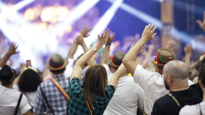 Sexta-feira de Oktoberfest Blumenau 2026 tem voXXclub e herdeiro de nome que revolucionou a música na festa