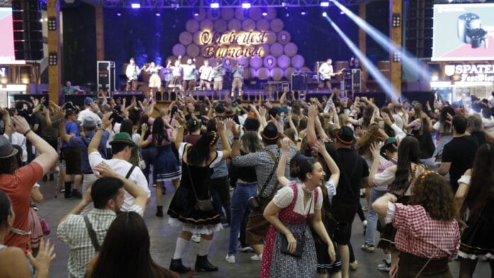 Última sexta-feira de Oktoberfest Blumenau 2026 abre-alas a fim de semana de despedida da festa
