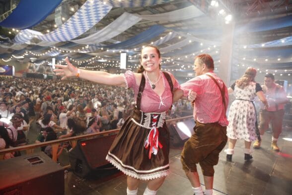 Fotos mostram primeiro sábado de Oktoberfest Blumenau 2026 com pavilhões lotados; confira