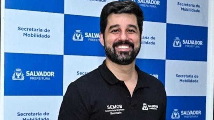 TRE manda prender secretário após ônibus com adesivos do PT serem impedidos de circular na Bahia