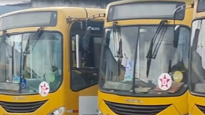 Ônibus com adesivos do PT bloqueiam garagens, mas TRE ordena circulação sob risco de multa de R$ 1 milhão por hora
