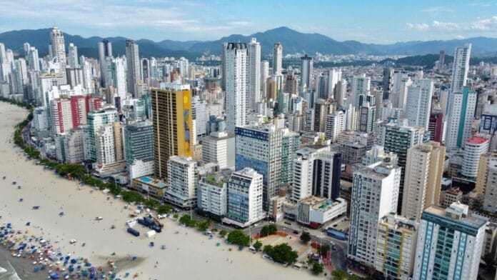 Programa que prevê moradia acessível para famílias de baixa renda com 8 mil casas dá novo passo em Balneário Camboriú