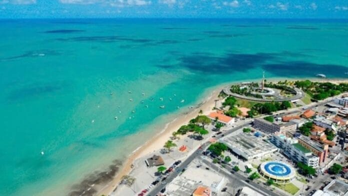 Vista aérea das praias de Tambaú e Cabo Branco em João Pessoa, com destaque para a rotatória do Busto de Tamandaré, ilustrando a apuração para deputado federal nas Eleições 2026
