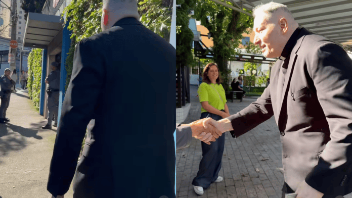 padre marcelo rossi vota faz L com as mãos
