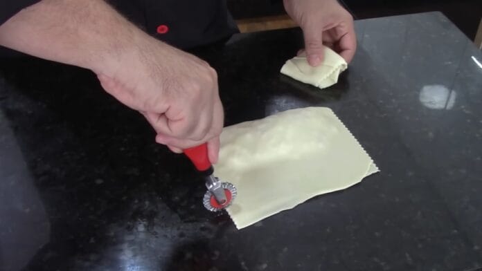 cortando as bordas do pastel