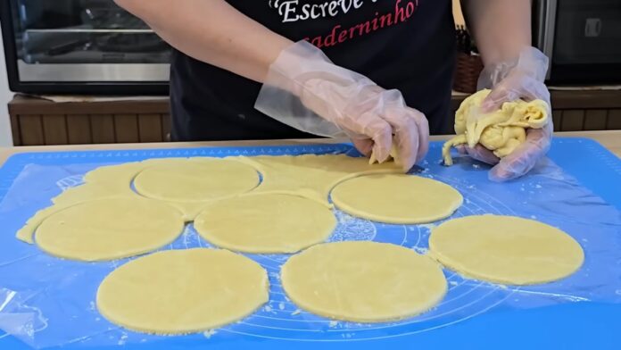 cortando a massa dos pastéis