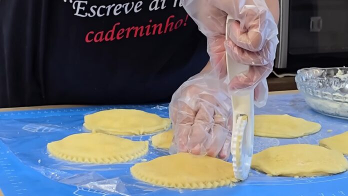 fechando os pastéis antes de levar ao forno