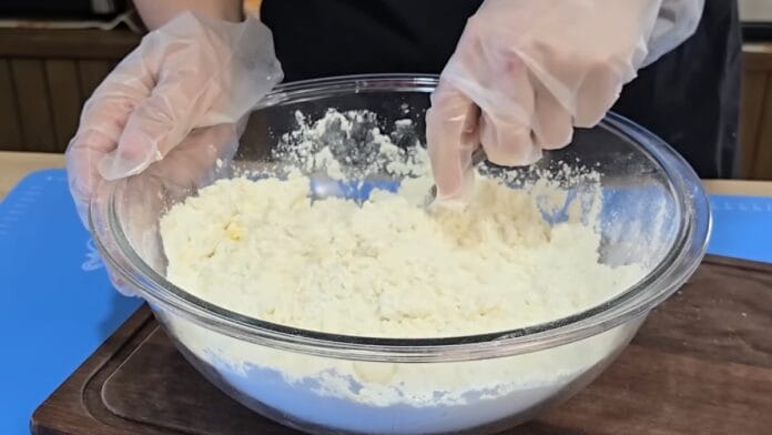 misturando os ingredientes da massa