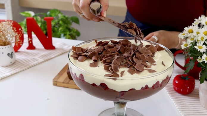 adicionando as raspas de chocolate sobre o creme