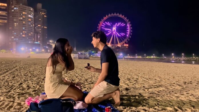 Com show de luzes, pedido de casamento na roda-gigante de Balneário Camboriú leva noiva às lágrimas em cena emocionante
