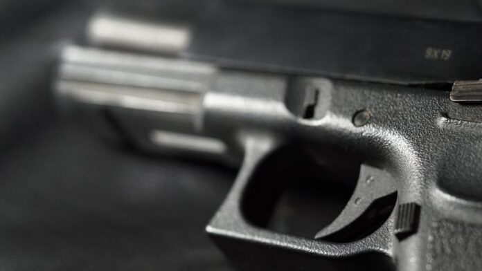Homem atira com arma airsoft contra companheira e termina baleado pela polícia em Criciúma