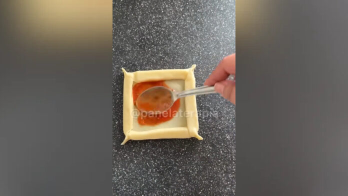 adicionando molho na pizza