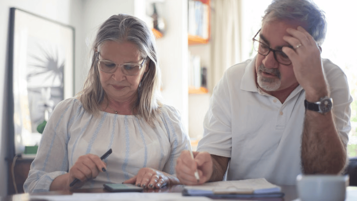 Existem, porém, limites para a cobrança, inclusive proteção para consumidores com mais de 60 anos que permaneçam no mesmo contrato por mais de dez anos (Foto: Kampus Production / Pexels)