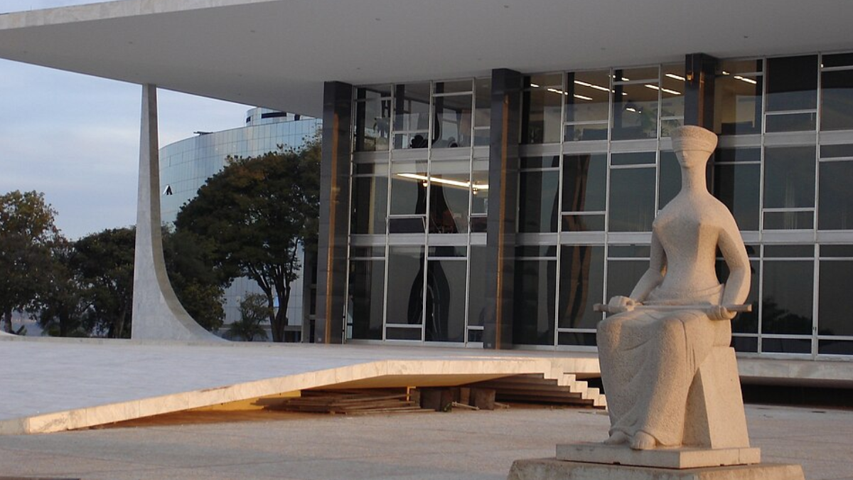 Em outubro de 2025, formou-se maioria no Supremo favorável à aplicação da proteção também a determinados contratos antigos (Foto: Garotadpi / Wikimedia Commons)