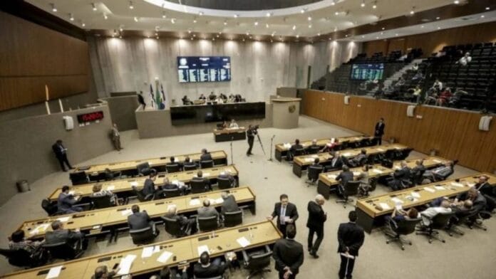 Vista interior do plenário da Assembleia Legislativa de Pernambuco (Alepe) durante sessão, ilustrando a apuração para deputado estadual nas Eleições 2026