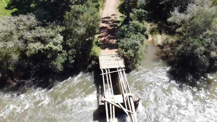 ponte destruída sobre rio pelotinhas