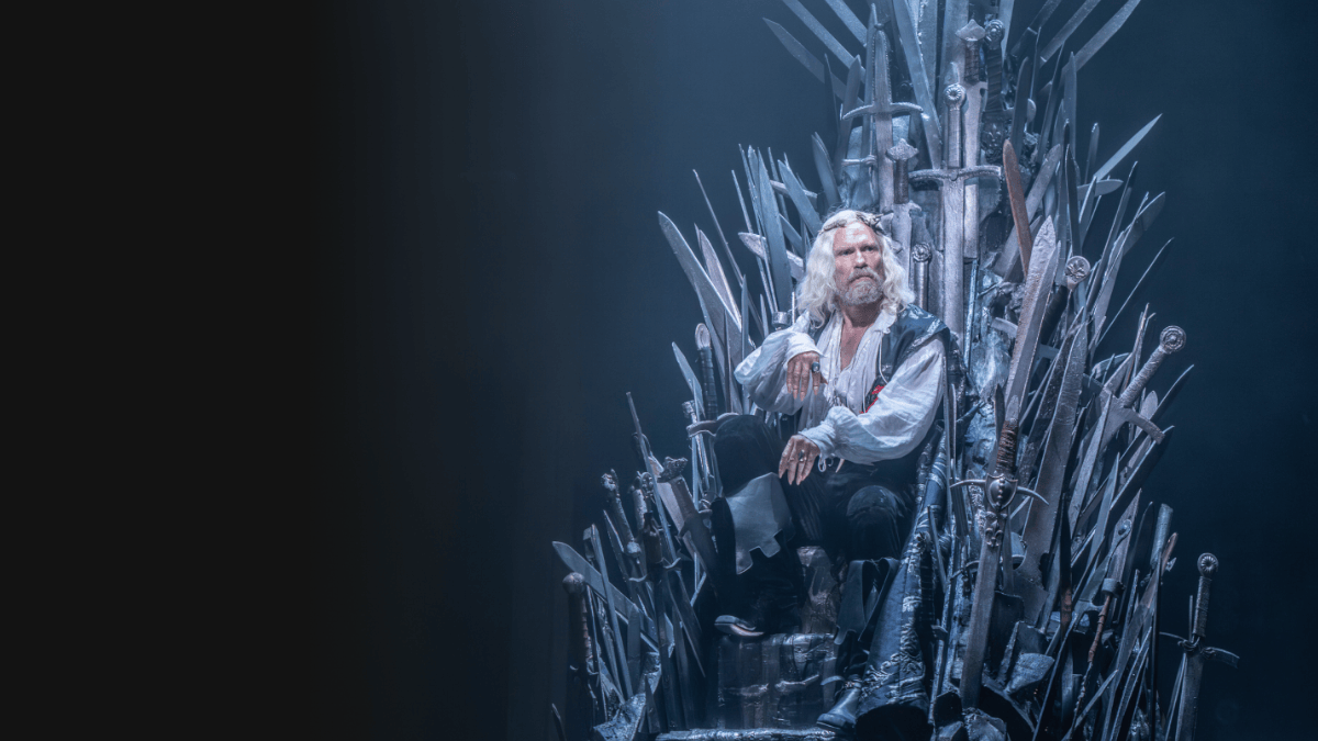 A peça Game of Thrones: The Mad King com foco no rei louco Aerys chega aos palcos de Londres em 2027 (Foto: Johan Persson / Divulgação)