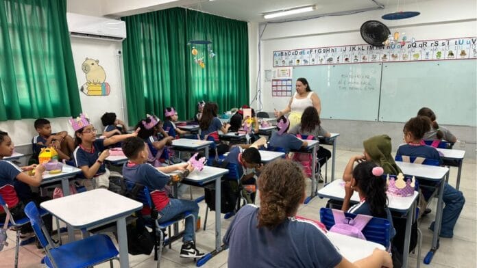 Ex-aluna vira professora na mesma escola em que se formou 20 anos antes e inspira novas gerações