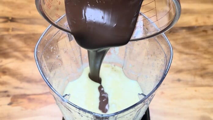 adicionando o chocolate nas bananas batidas