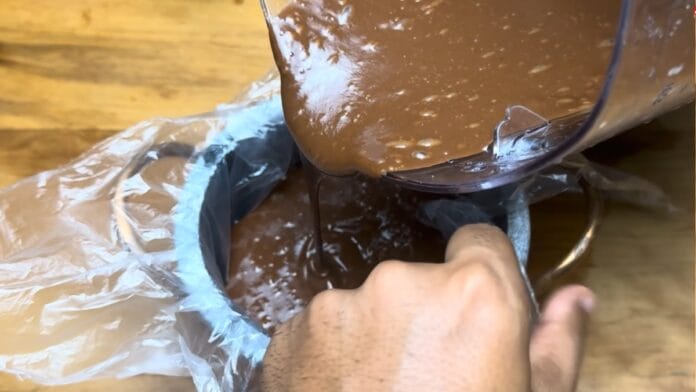 adicionando a mistura em uma tigela, usada como forma, com um plástico de proteção para não grudar nas bordas