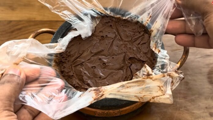 pudim fora da geladeira mas ainda com o plástico e a forma