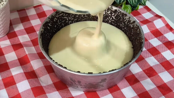 colocando a mistura do pudim na forma