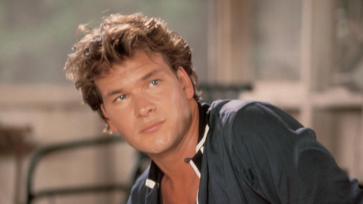 Patrick Swayze vive Johnny Castle, instrutor de dança que protagoniza o romance central de Dirty Dancing (Foto: Reprodução / IMDb)