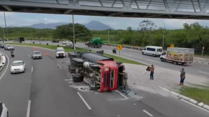 Caminhão tomba na Via Expressa Sul e interditada a rodovia SC-401 em Florianópolis