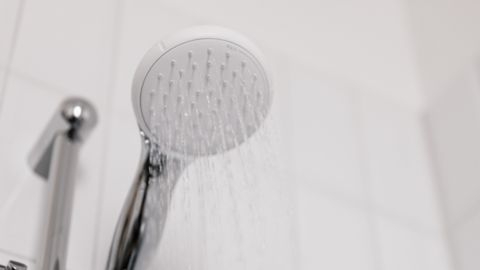 Chuveiro com água fraca? Como desentupir o chuveiro com vinagre branco sem danificar o aparelho