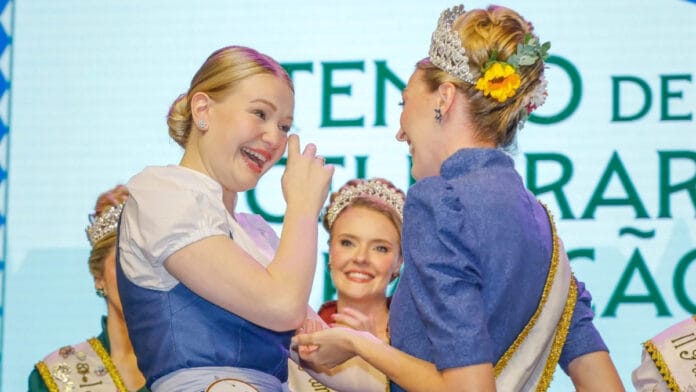 Conselho da avó, presságio do chefe, 2ª chance: a história de Letícia Lyra, nova rainha da Oktoberfest Blumenau