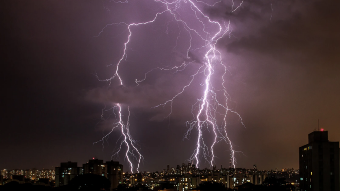 Previsão do tempo hoje em SC: chuva forte volta nesta quarta-feira (21) e acende alerta para alagamentos