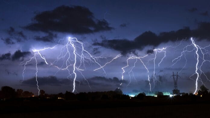 Previsão do tempo hoje em SC: calor de até 30°C dá lugar à chuva e temporais com raios e granizo nesta quarta