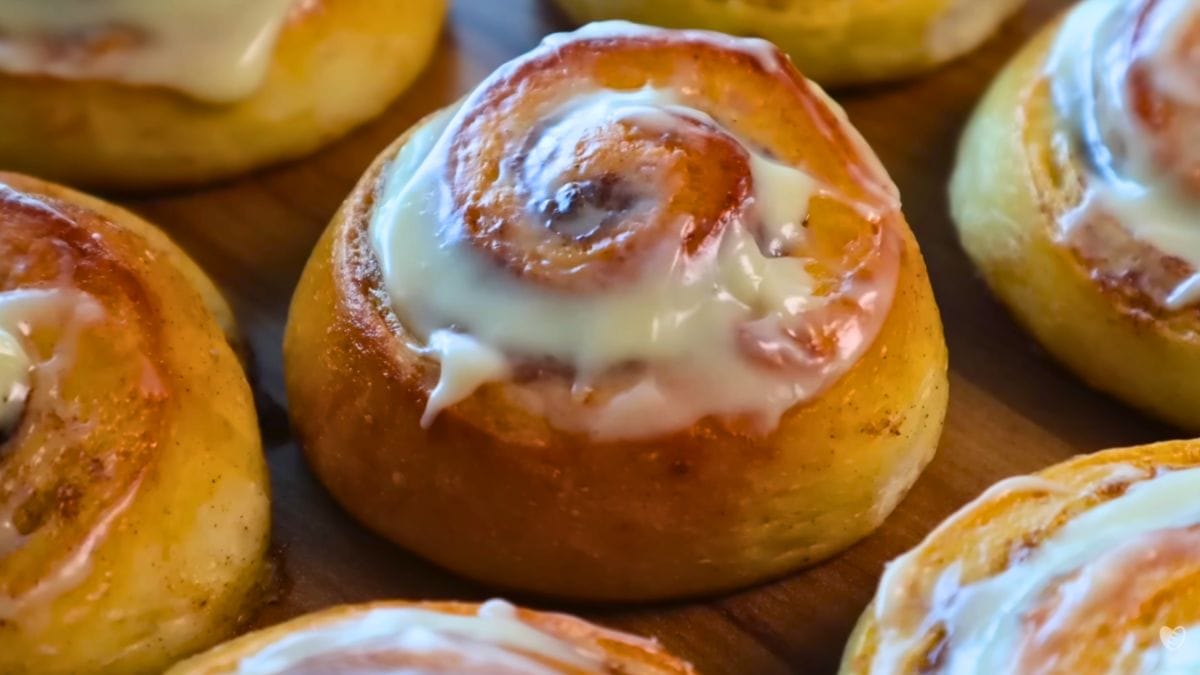 Panorama: Bolinho cinnamon roll usa técnica fácil de fermentação a frio para um miolo super fofinho e delicioso