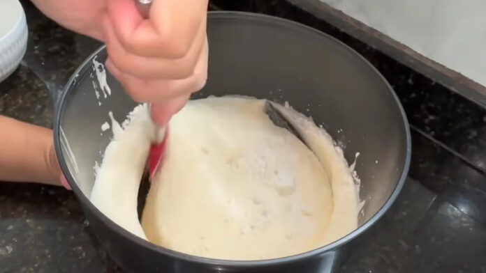misturando a farinha na mistura da massa do rocambole