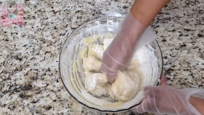 sovando a massa das rosquinhas