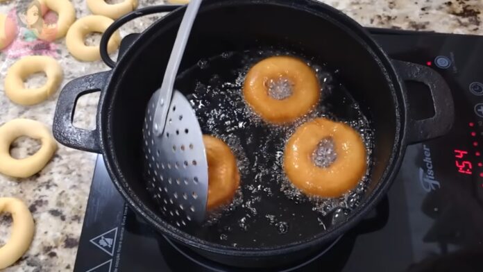fritando as rosquinhas