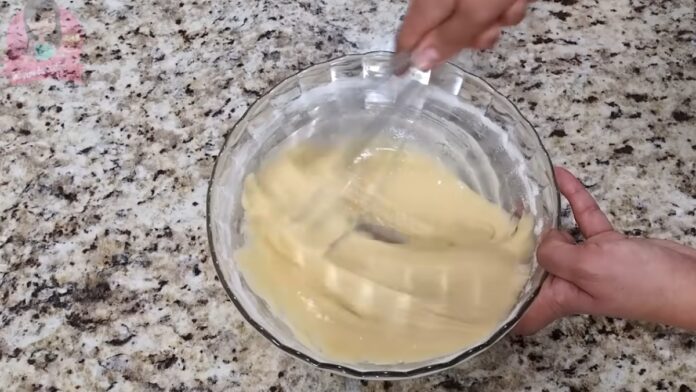 misturando os ingredientes da massa